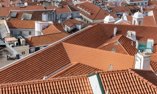 toma-aerea-tejados-edificios-ciudad-tejas-rojas