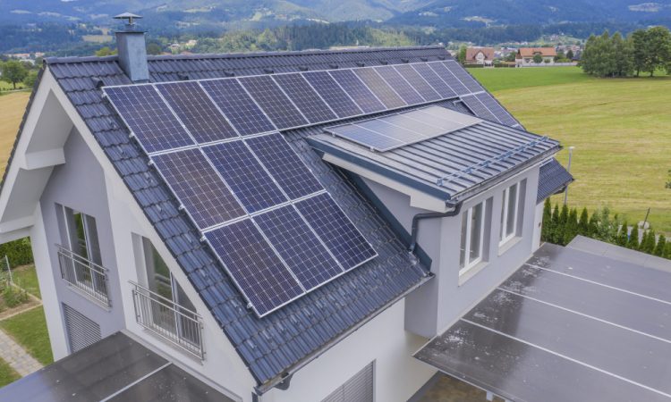 vista-aerea-casa-privada-paneles-solares-techo vista-aerea-casa-privada-paneles-solares-techo